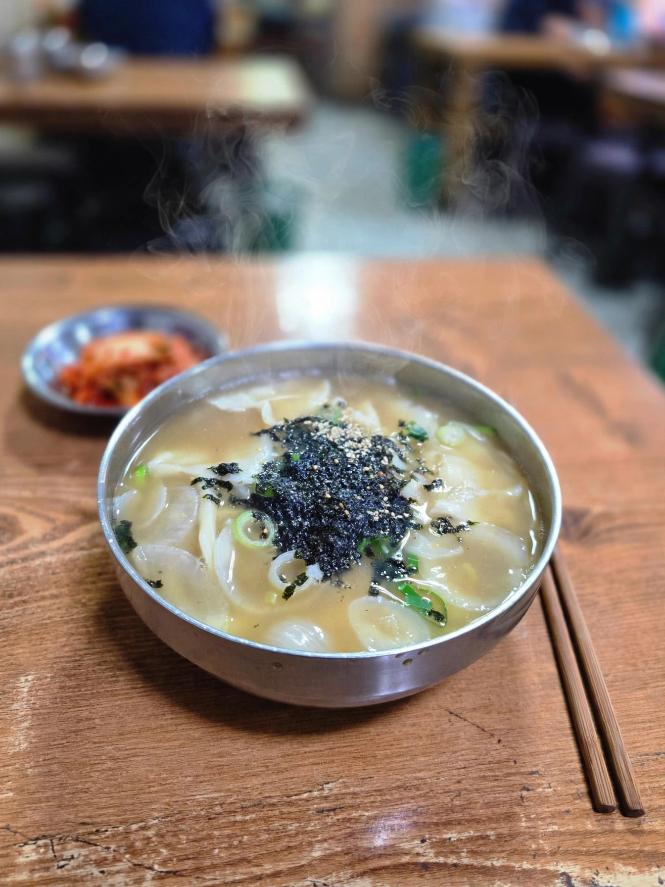 김가루 올라간 시장 칼국수 한 그릇