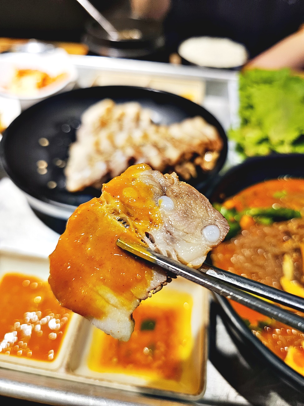 젓가락으로 집은 보쌈