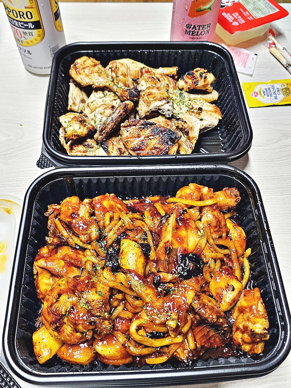소금구이와 양념구이 두 용기
