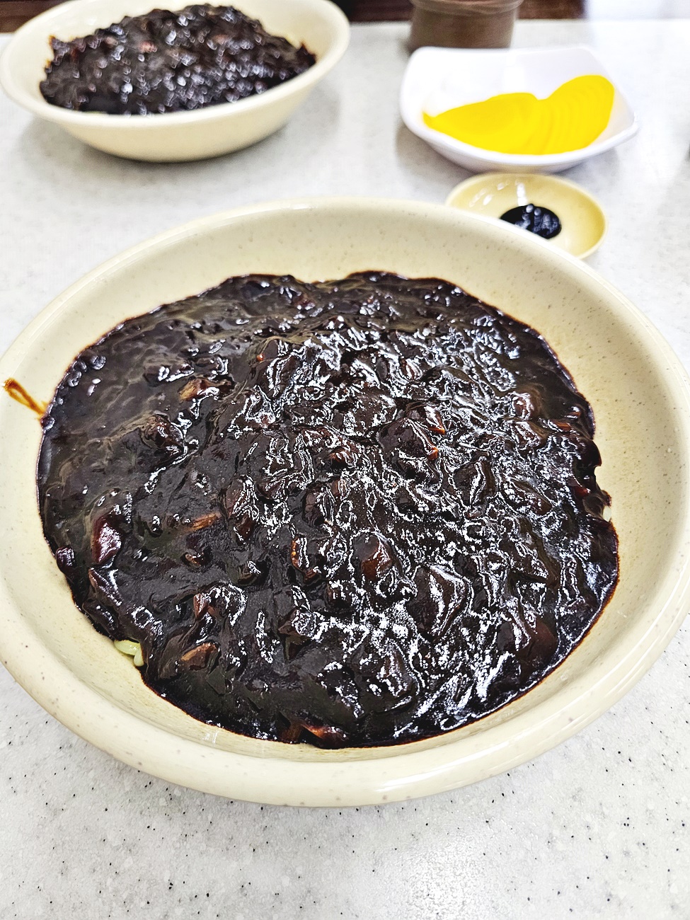 짜장면 두 그릇