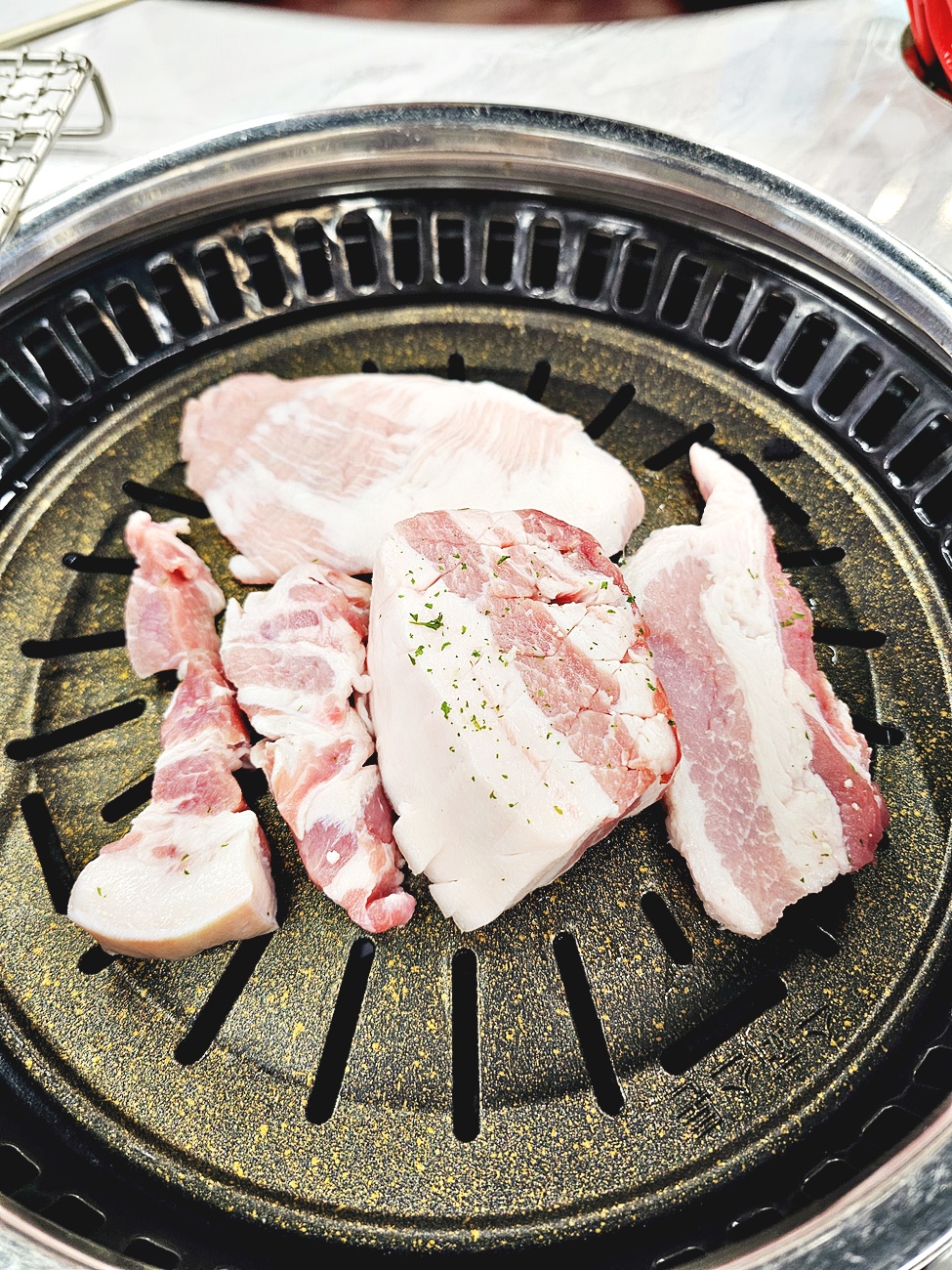 불판 위 삼겹살