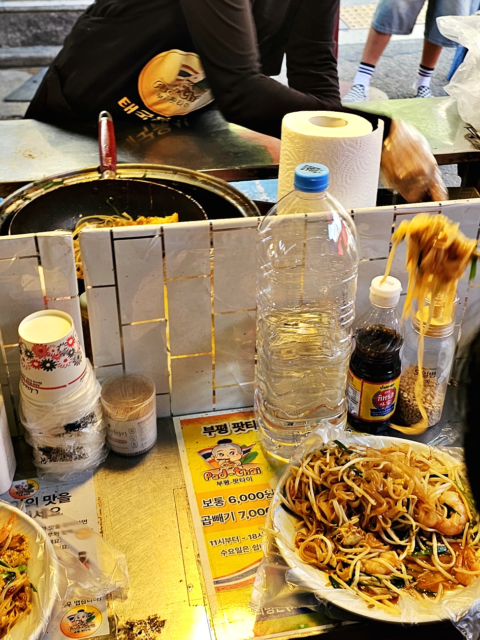 갓 볶아낸 팟타이 한 접시