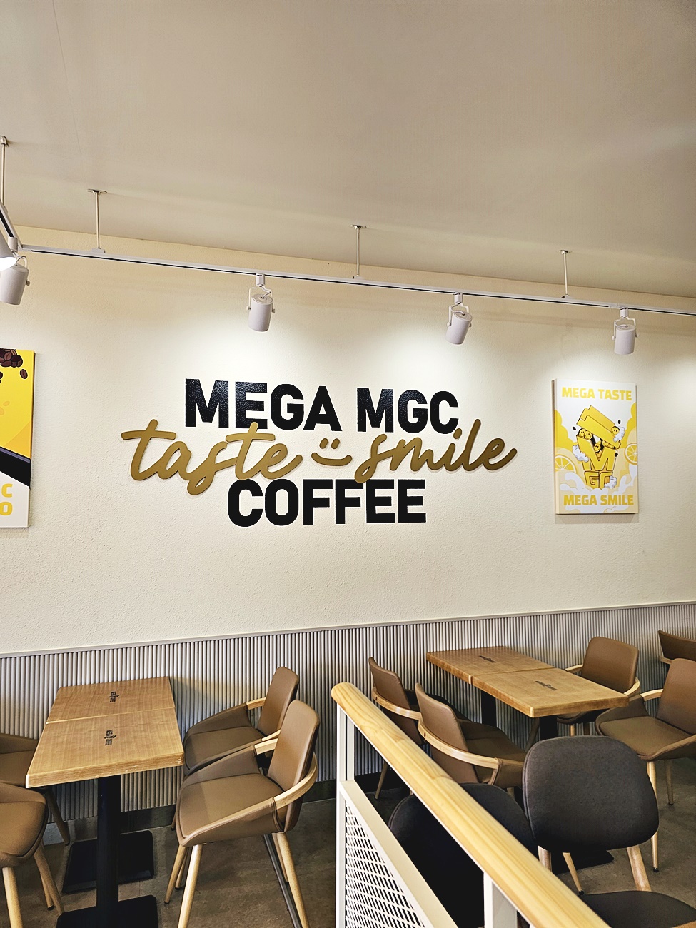 메가MGC커피 김포원산공단점 실내 좌석