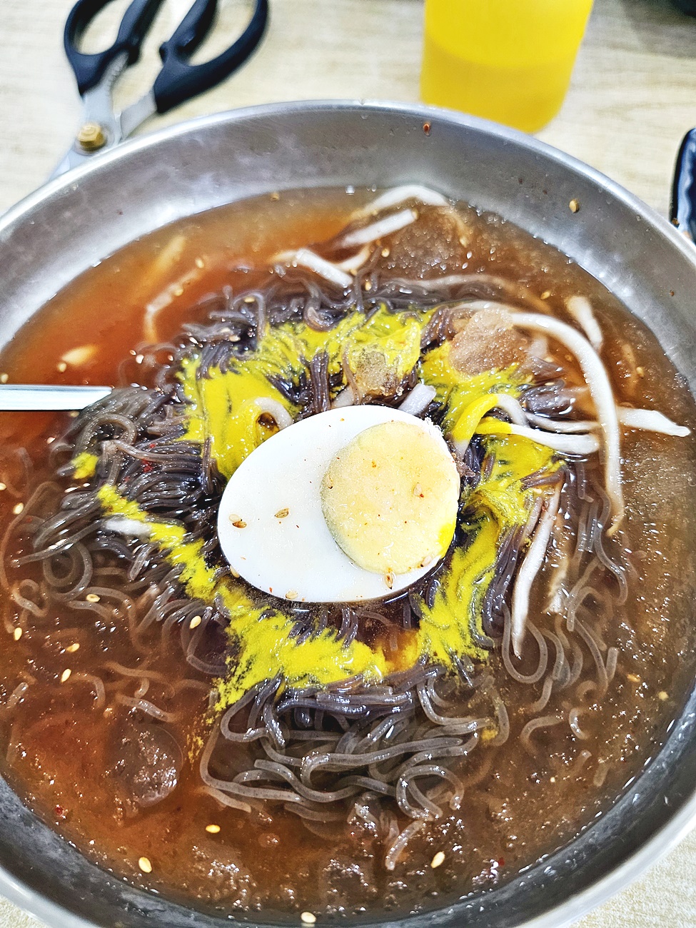 왕돈까스 냉면에 겨자