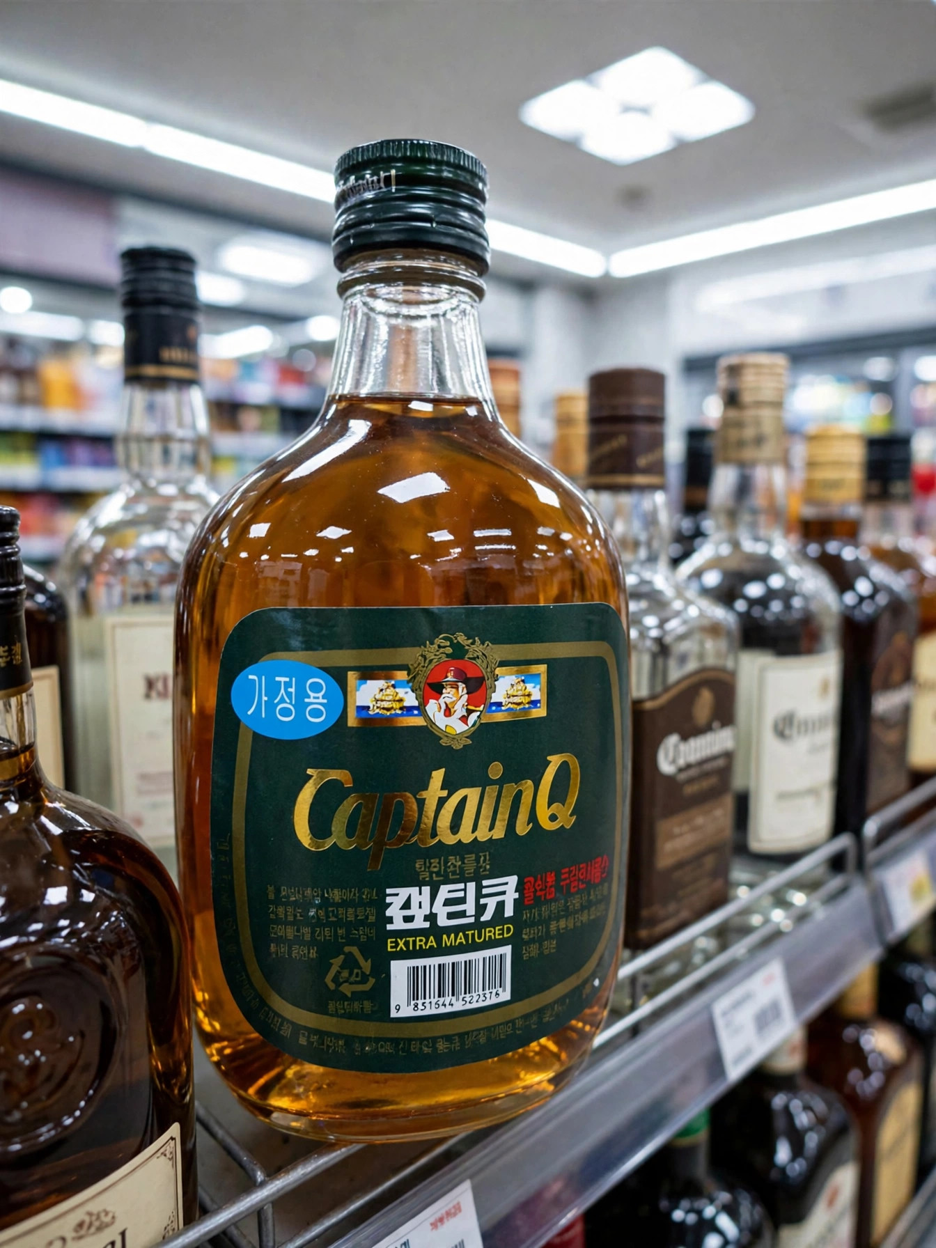 편의점 주류 코너에 진열된 캪틴큐