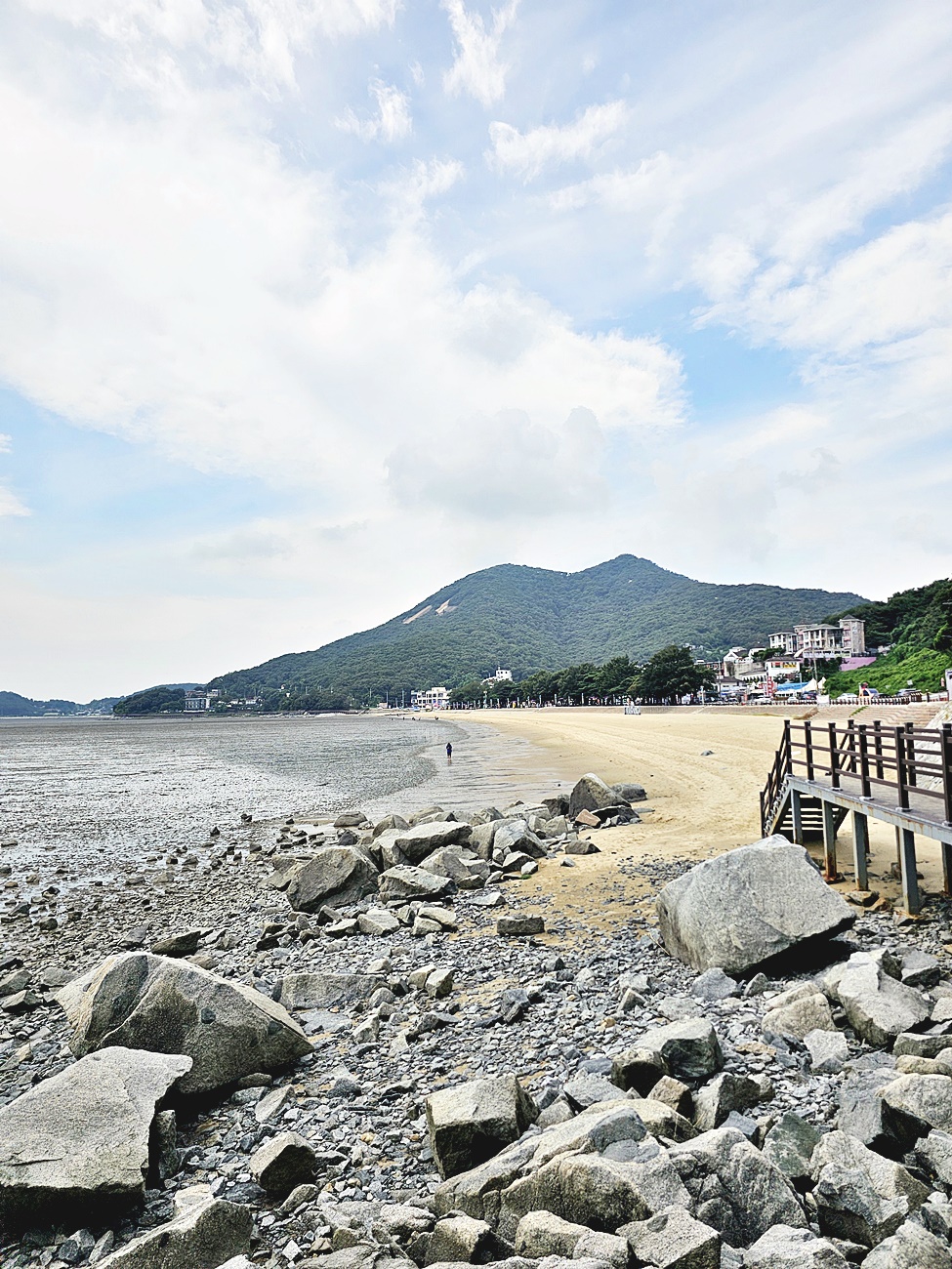 해변 백사장과 잔도길