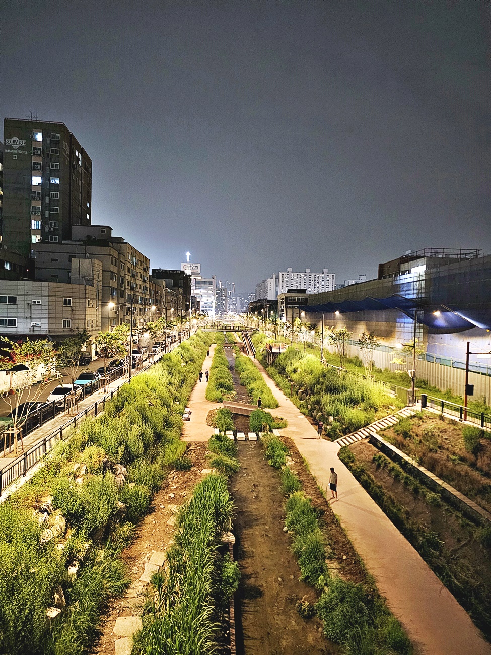 밤에 조명이 켜진 굴포천 생태하천 전경