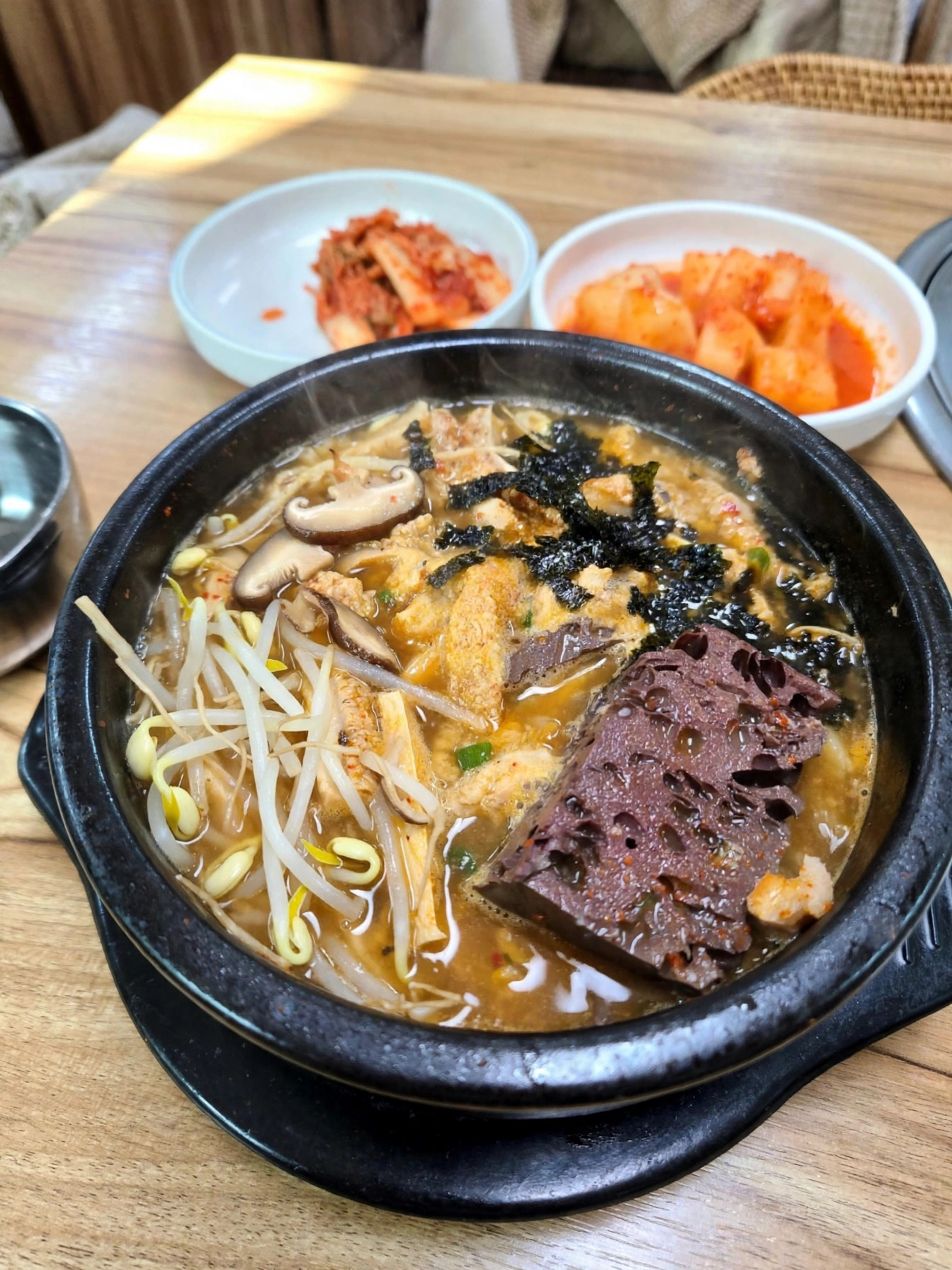 뚝배기에 담긴 경주 묵해장국