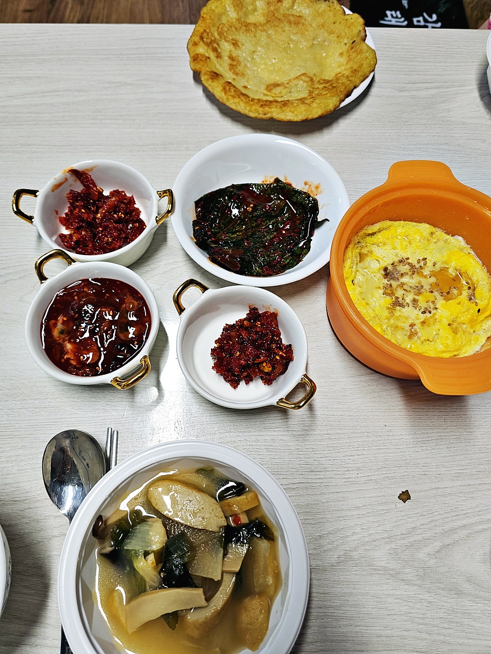 젓갈 반찬이 가득한 밥상