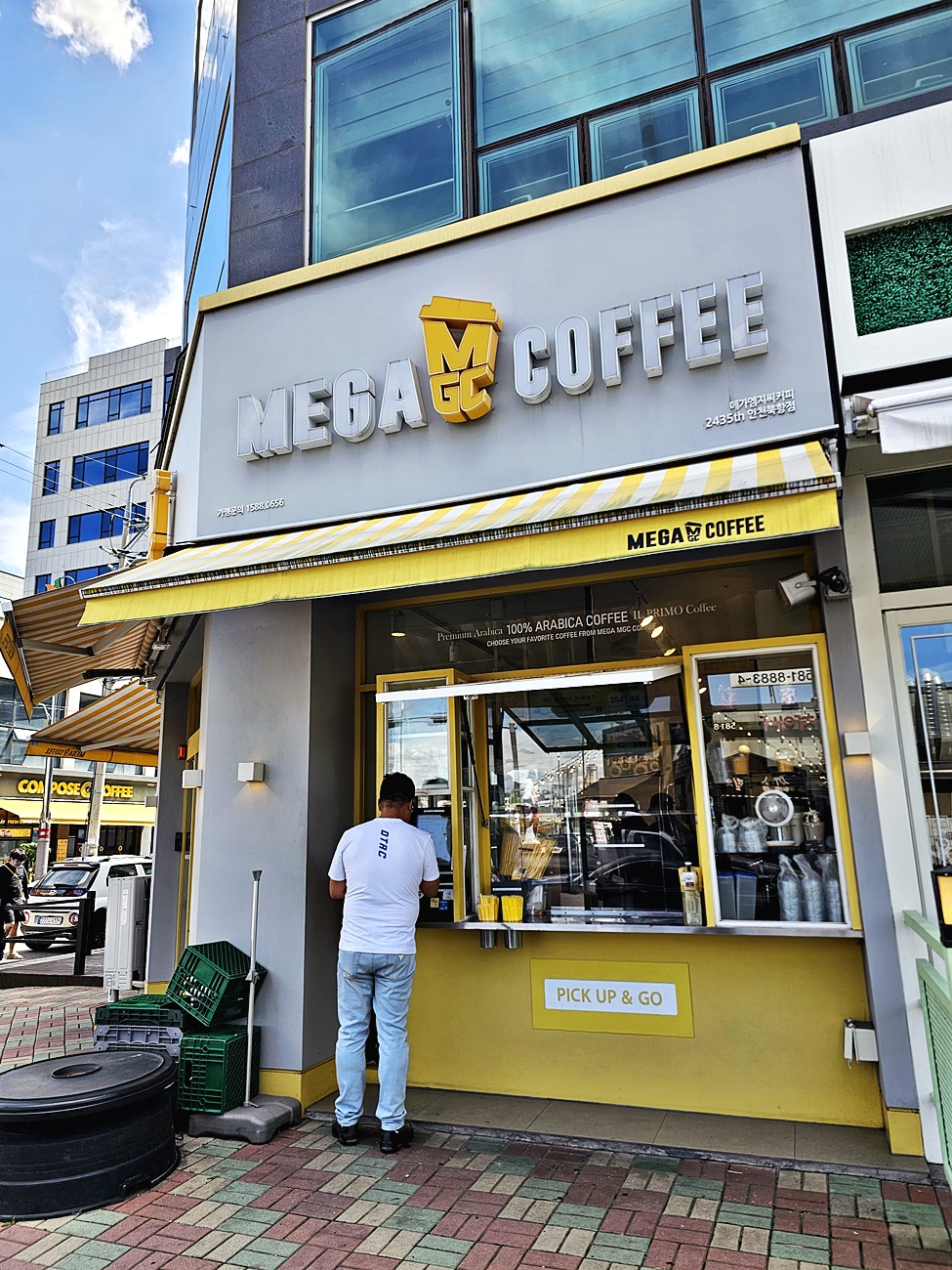 메가커피 인천북항점 외관