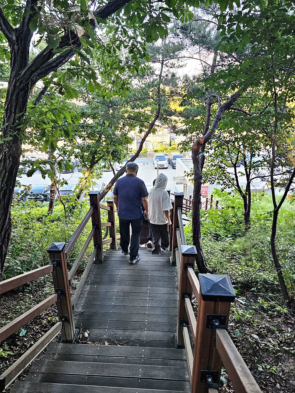 정류장 주변 산책로
