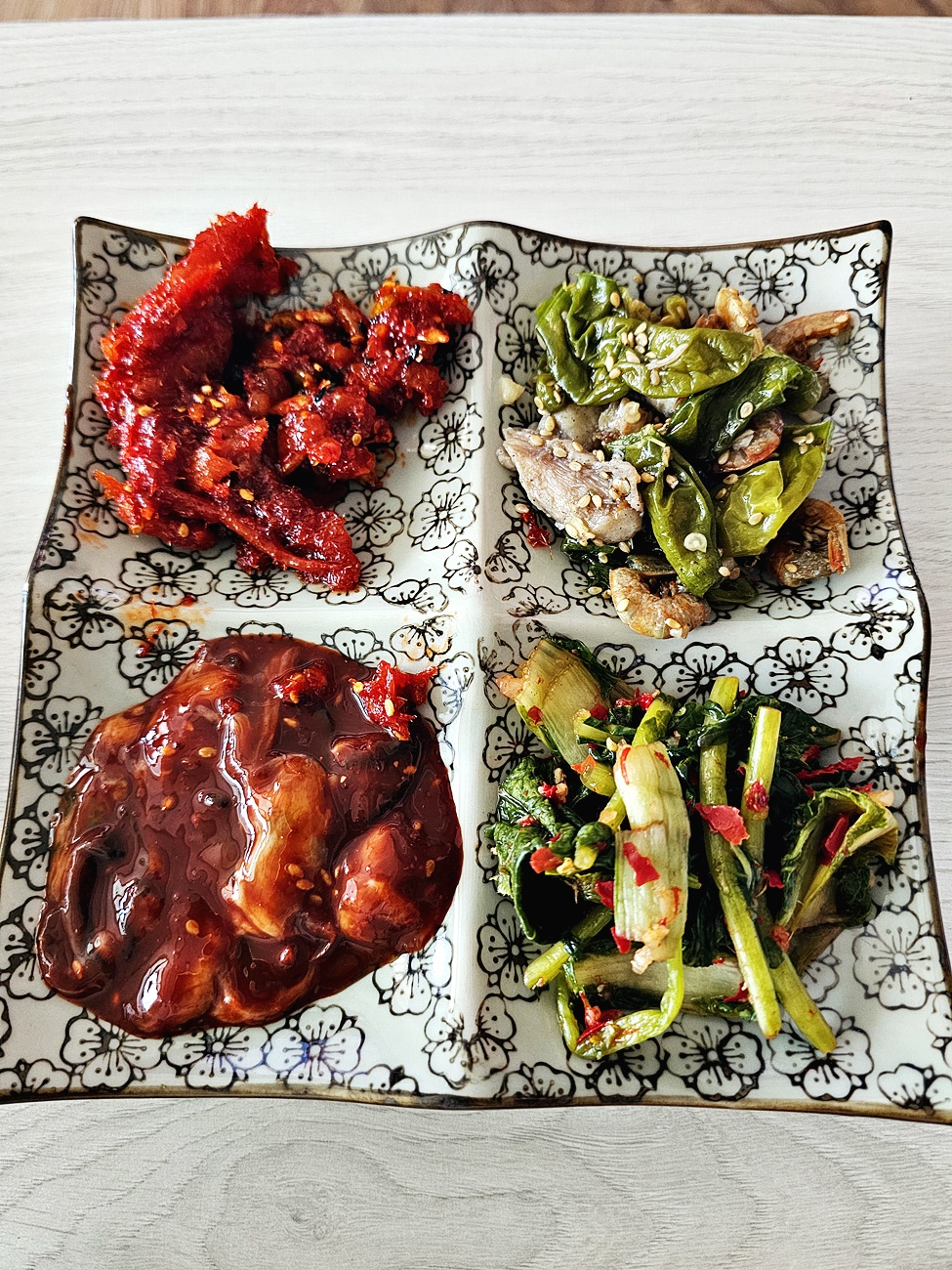 4칸 접시에 담은 젓갈 반찬
