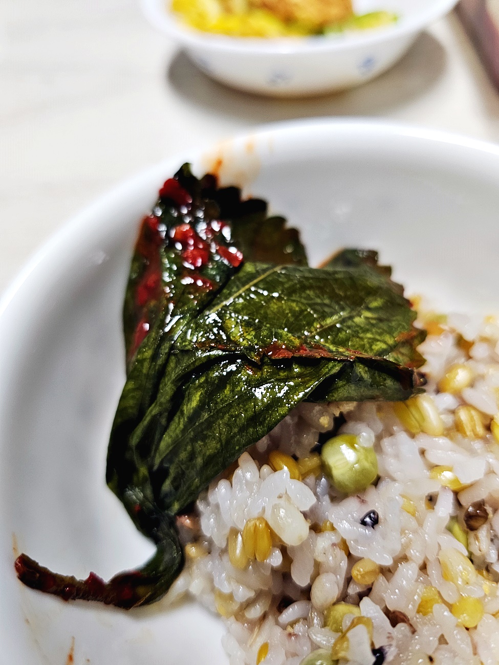 깻잎장아찌와 잡곡밥