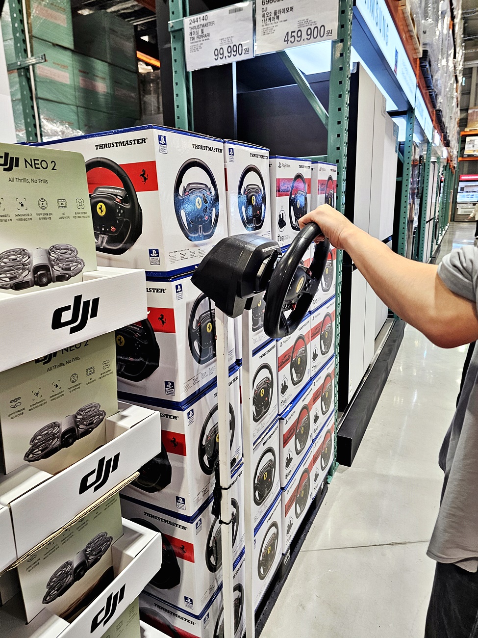 DJI 드론과 레이싱 휠